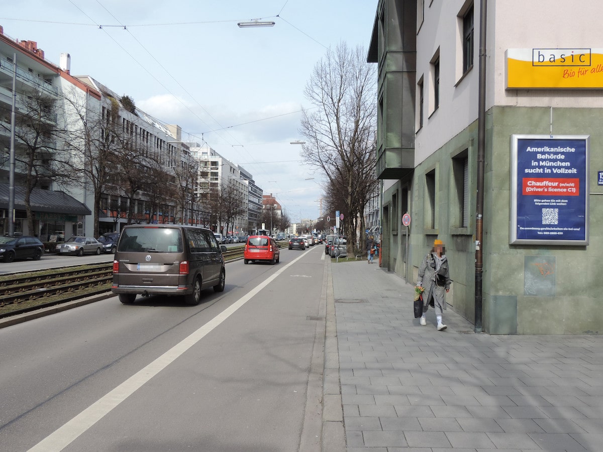Schließheimer Straße mit Plaketwerbung für Chauffeure - Plakatwerbung für Jobangebote
