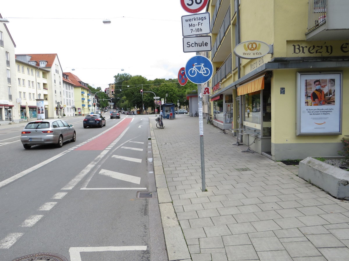 Schweigerstraße mit Werbefläche für Jobs - Plakatwerbung für Jobangebote