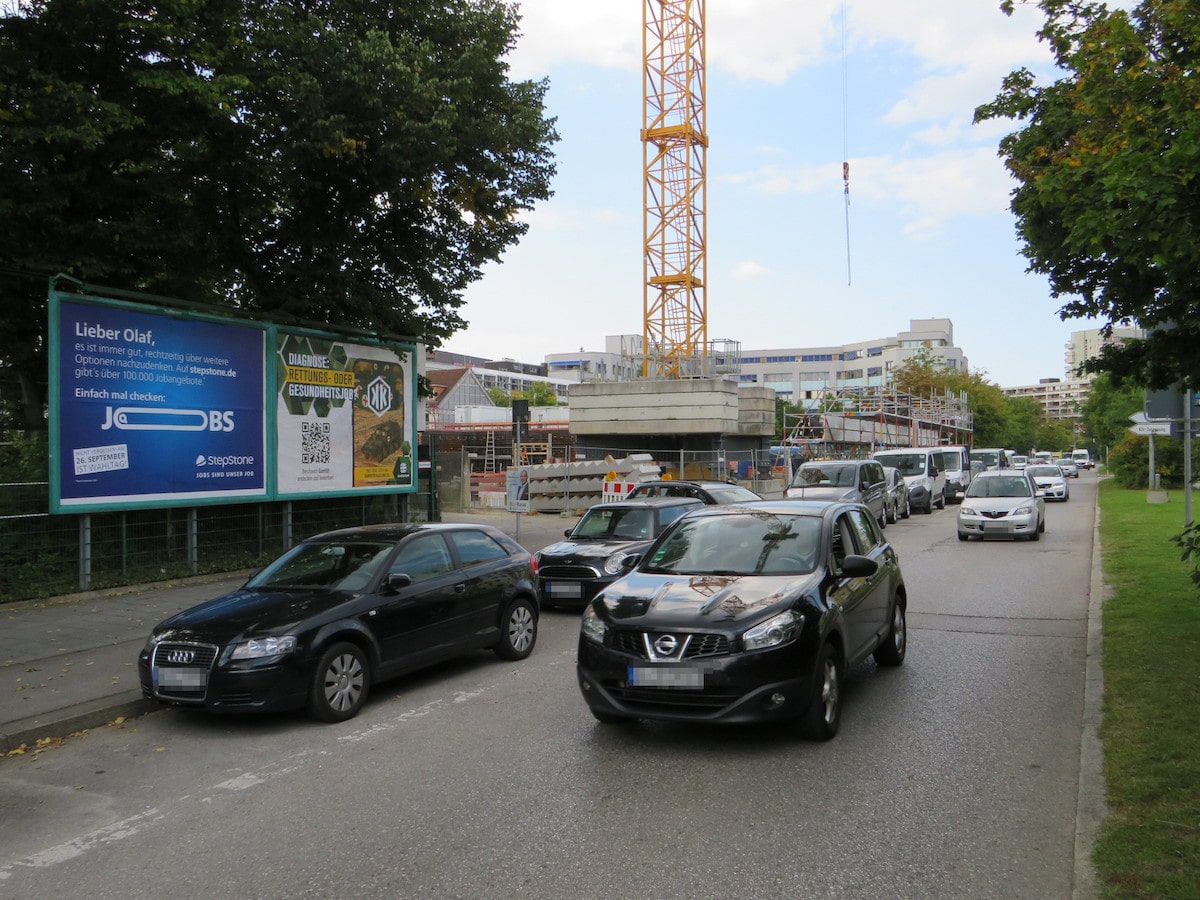 Tübinger Straße mit Werbefläche für Jobs - Plakatwerbung für Jobangebote