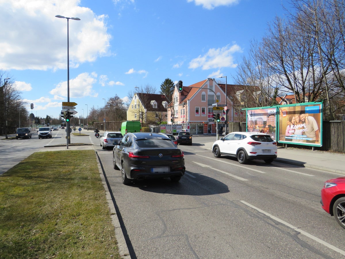 Von Kahr Straße und Eversbuschstraße mit Plaketwerbung für Stellenangebote - Plakatwerbung für Jobangebote